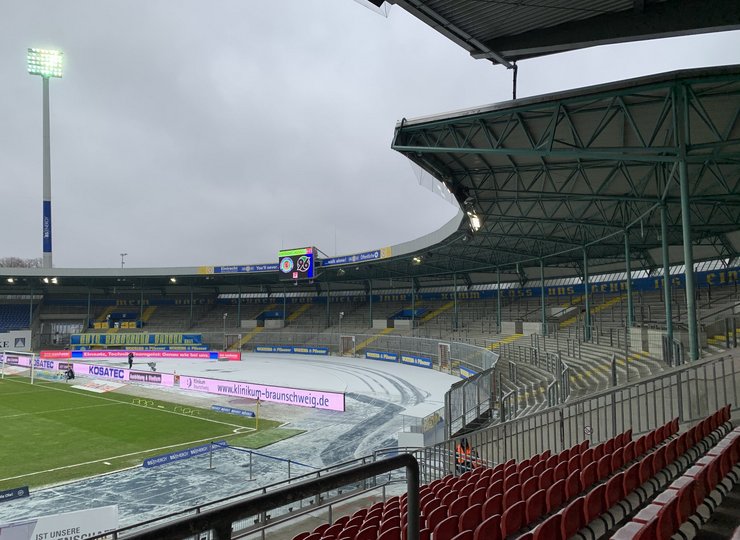 Eine leere Fankurve im Eintracht-Stadion