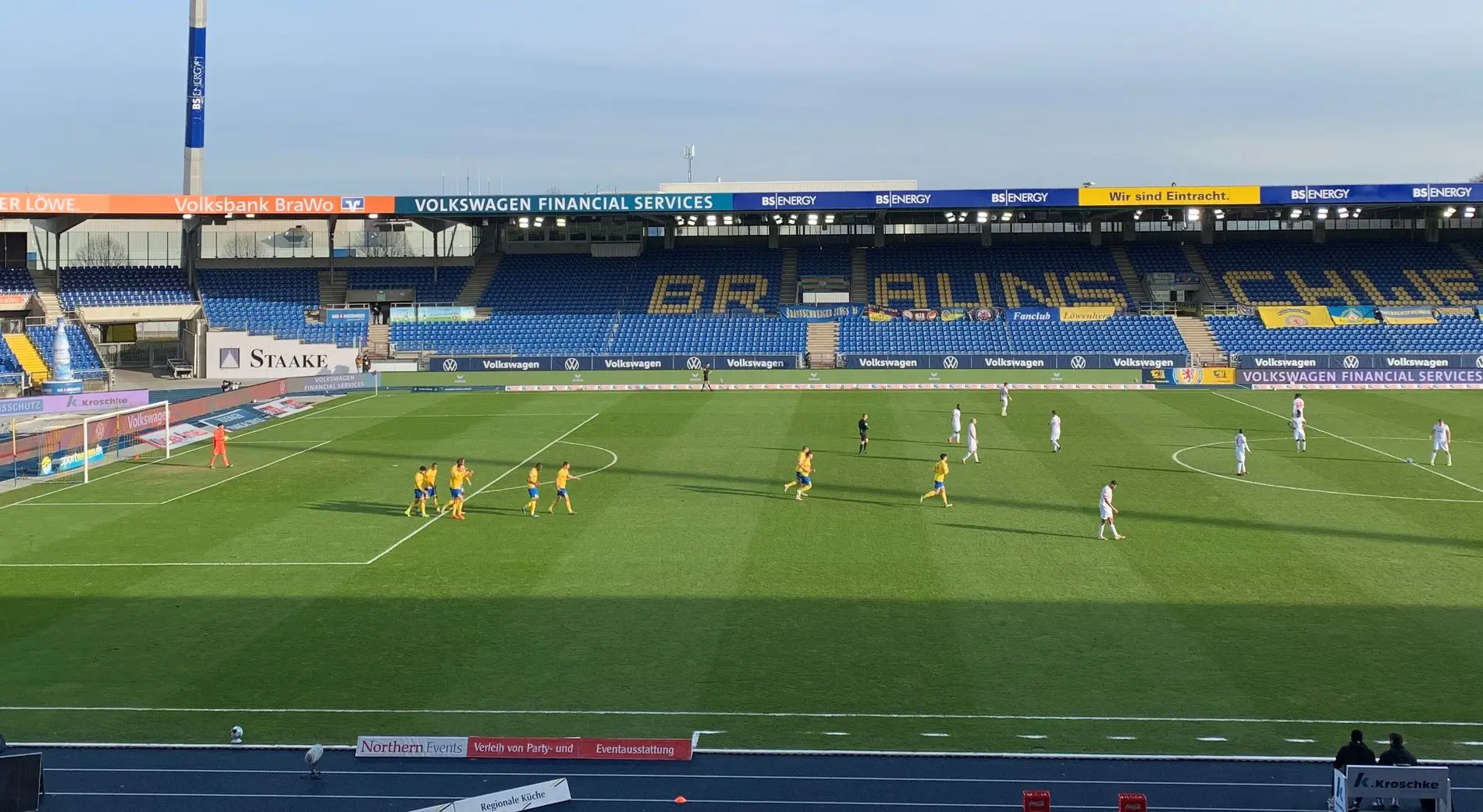 Ein Fußballspiel im Eintracht-Stadion.