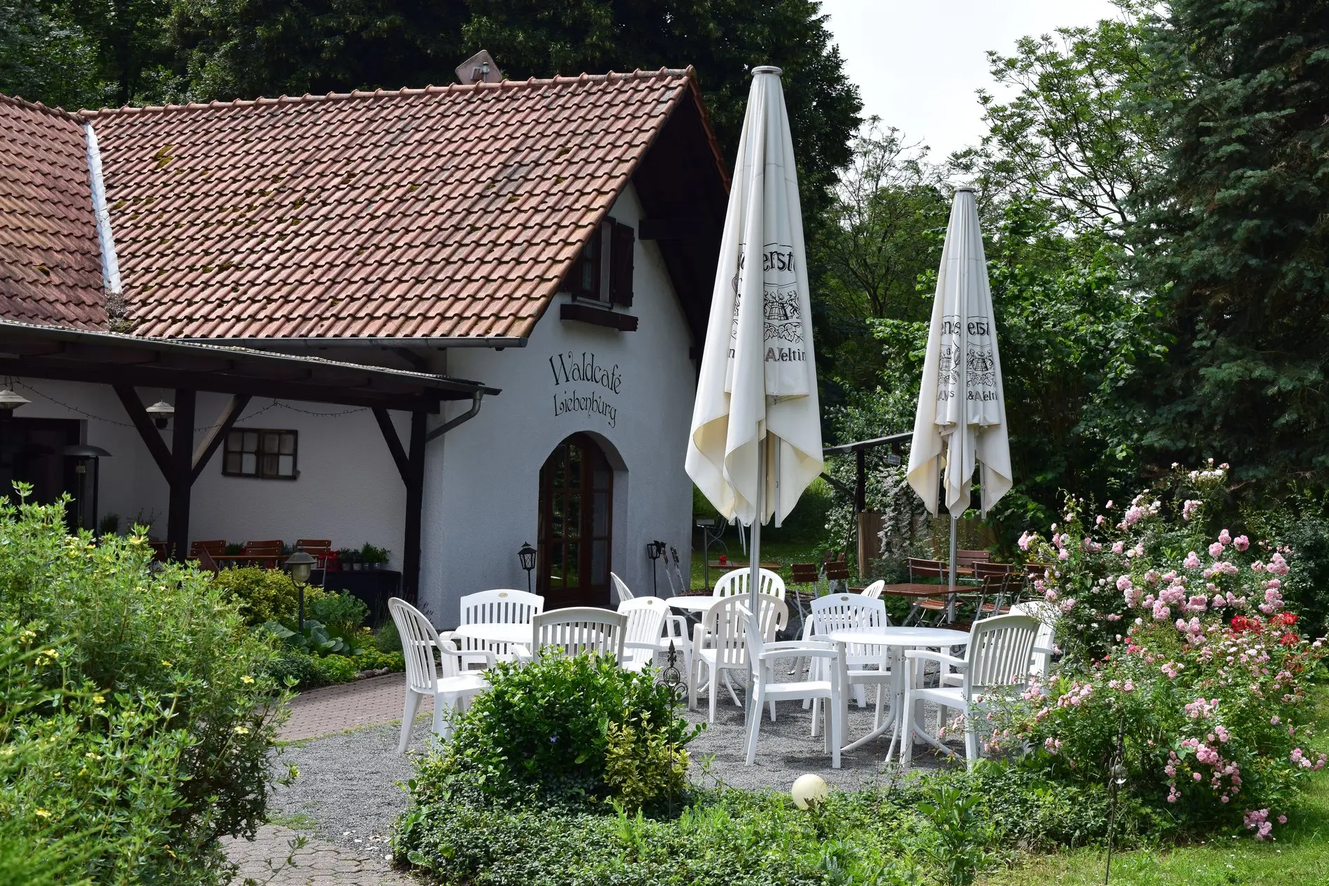 Ein idyllisches Waldcafé mit Biergarten.