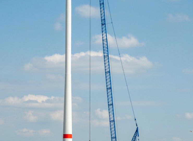 Ein Liebherr-Kran transportiert bei Landwind die Gondel auf 160 Meter Höhe.