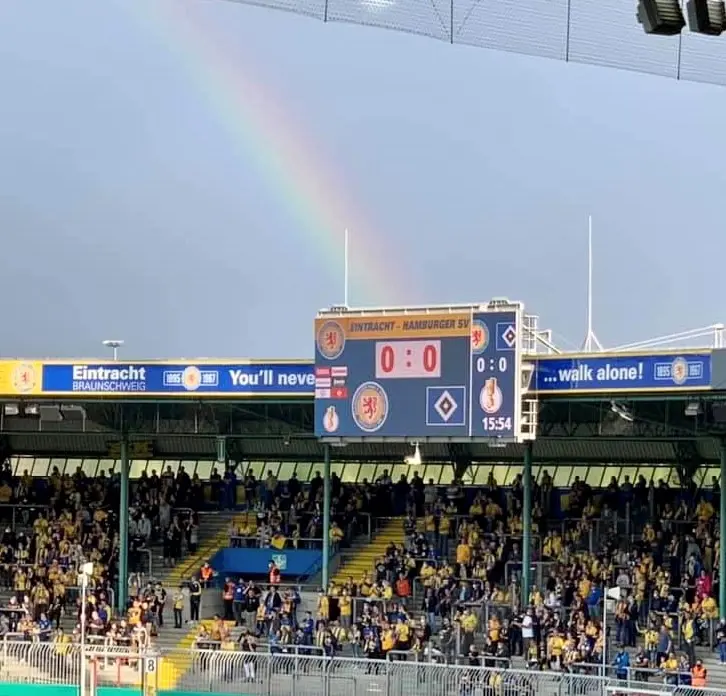 Ein Regenbogen ist über dem Eintracht-Stadion zu sehen.