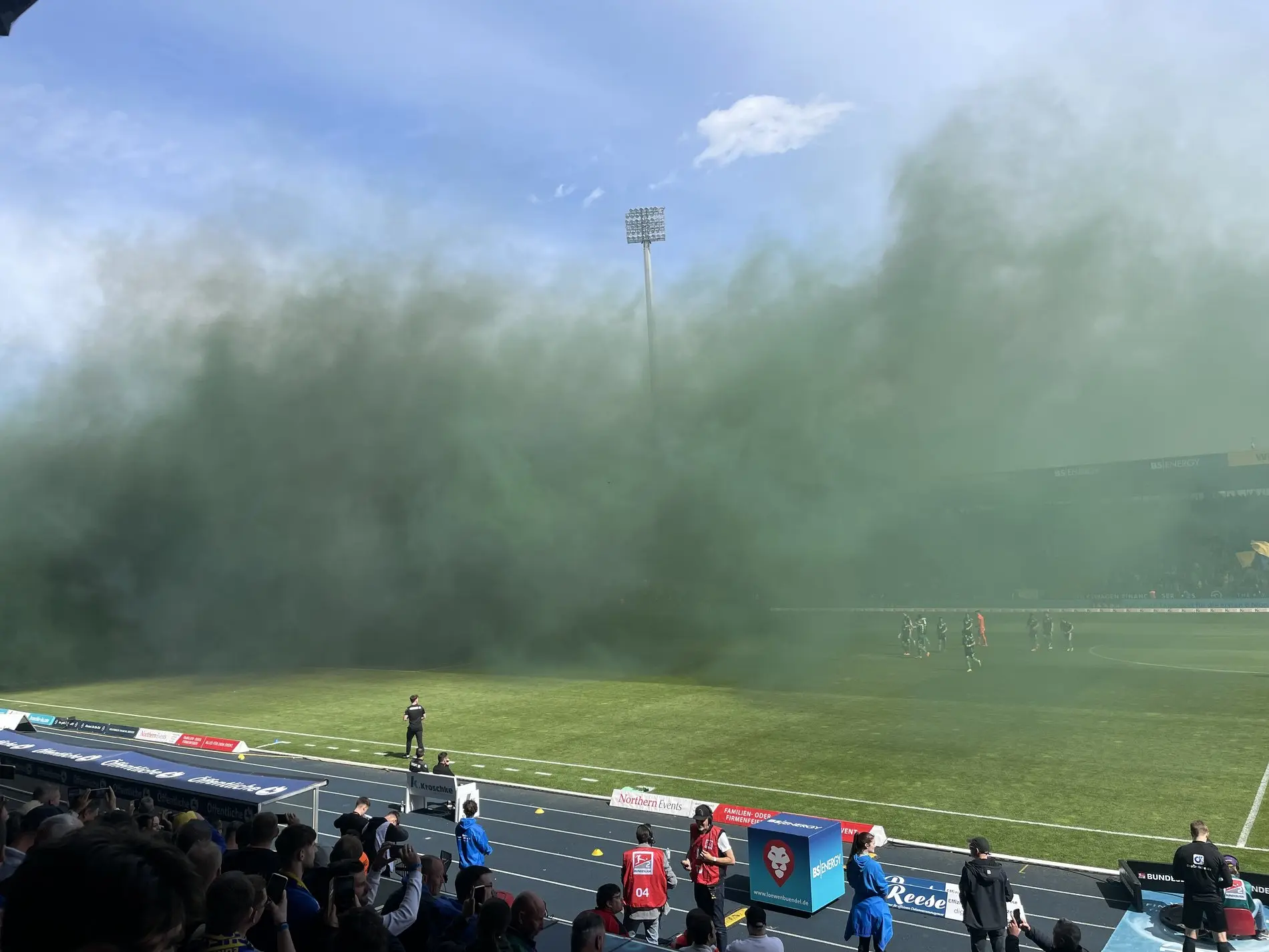 Nach dem Abbrennen von Pyros und Zünden von Raketen ziehen Rauchschwaden über den Platz und durch das Stadion.