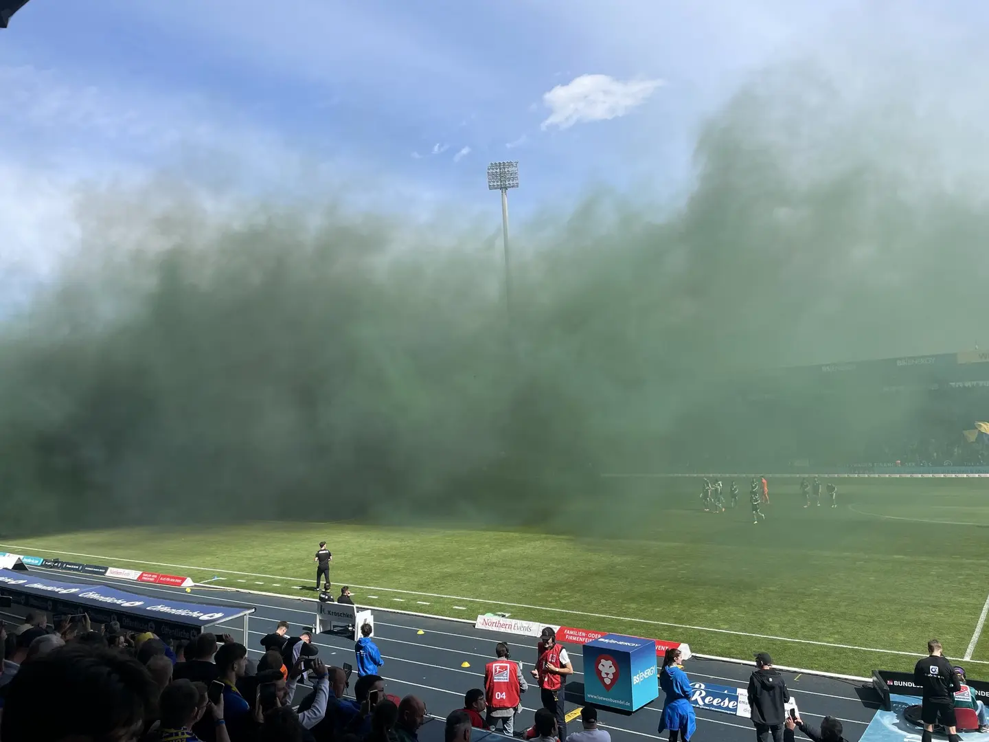 Nach dem Abbrennen von Pyros und Zünden von Raketen ziehen Rauchschwaden über den Platz und durch das Stadion.