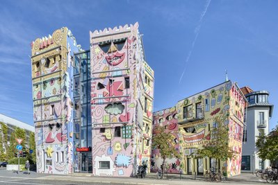 Man blickt frontal auf das "Rizzi-Haus"
