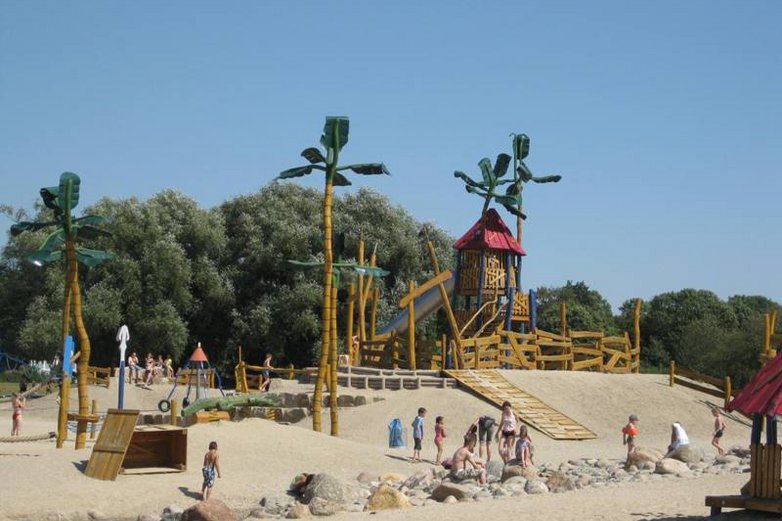 Spielende Besucher auf dem Piratenspielplatz Salzgitter.