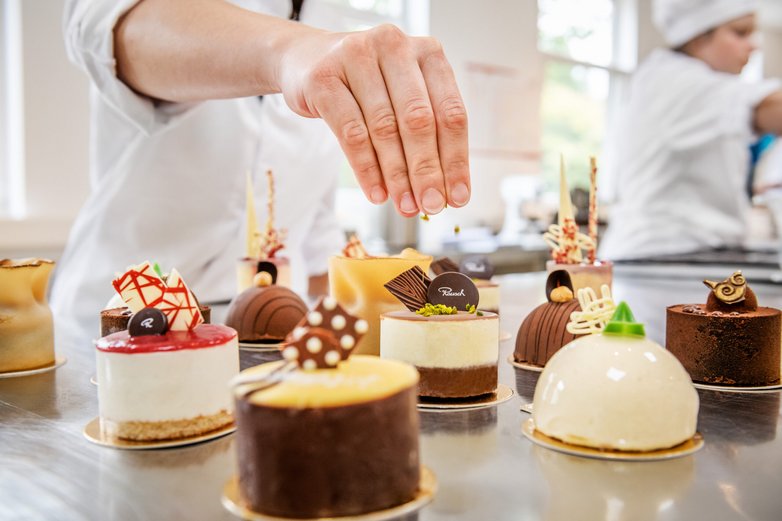 Feinste Schokoladenerzeugnisse werden von Hand hergestellt.