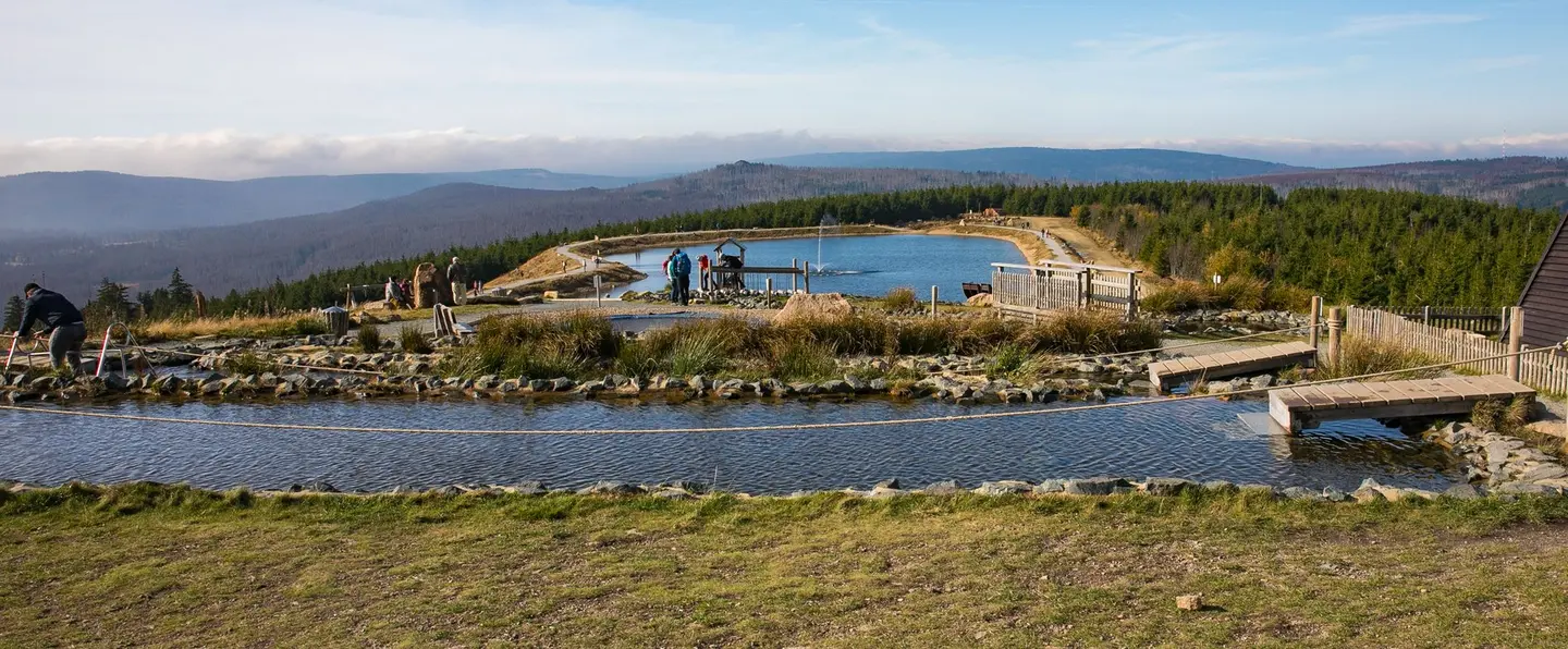 Nahe des Wurmberg-Gipfels bei Braunlage gibt es einen Wasserspielplatz. 