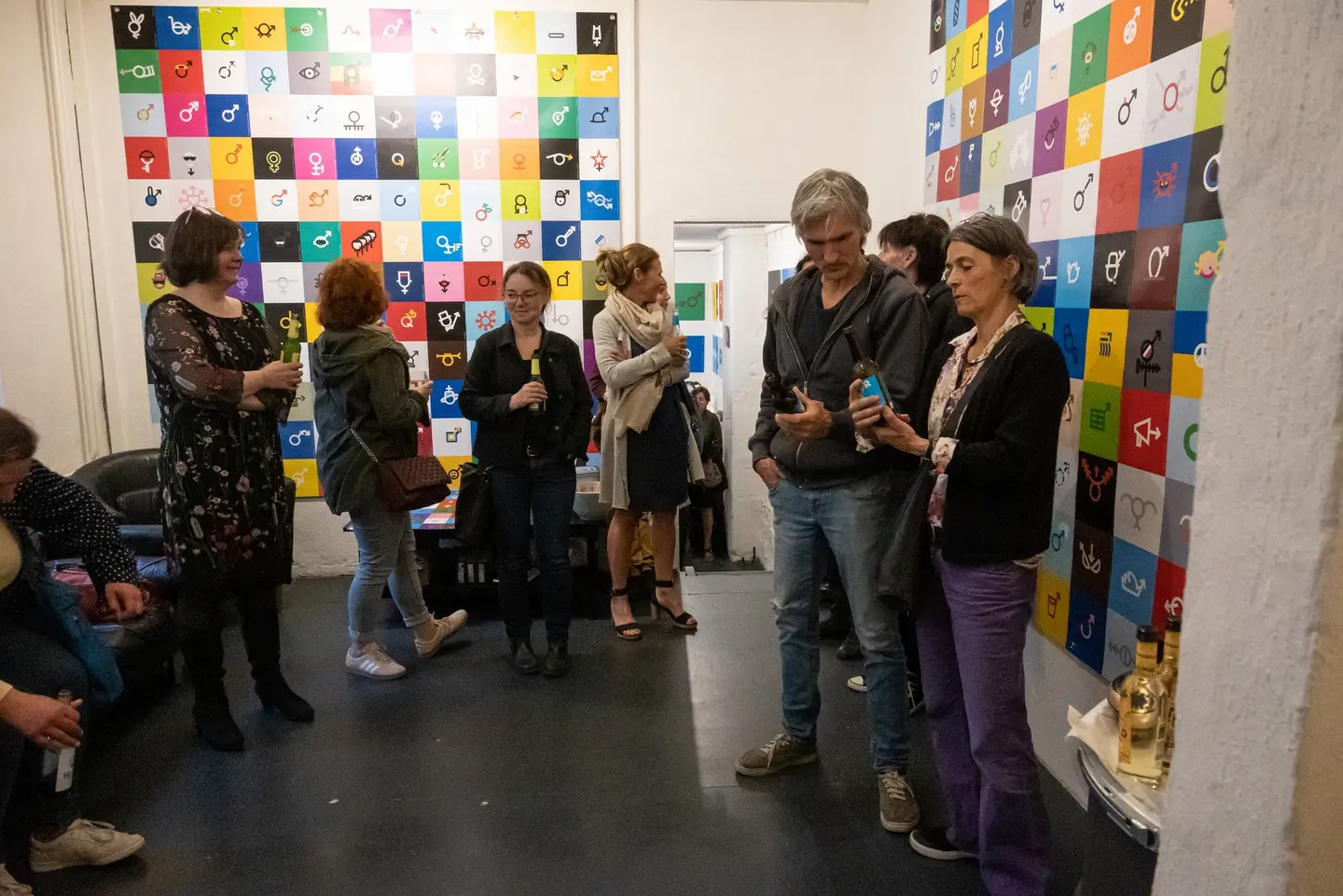Eine Gruppe von Menschen steht in einem Ausstellungsraum.