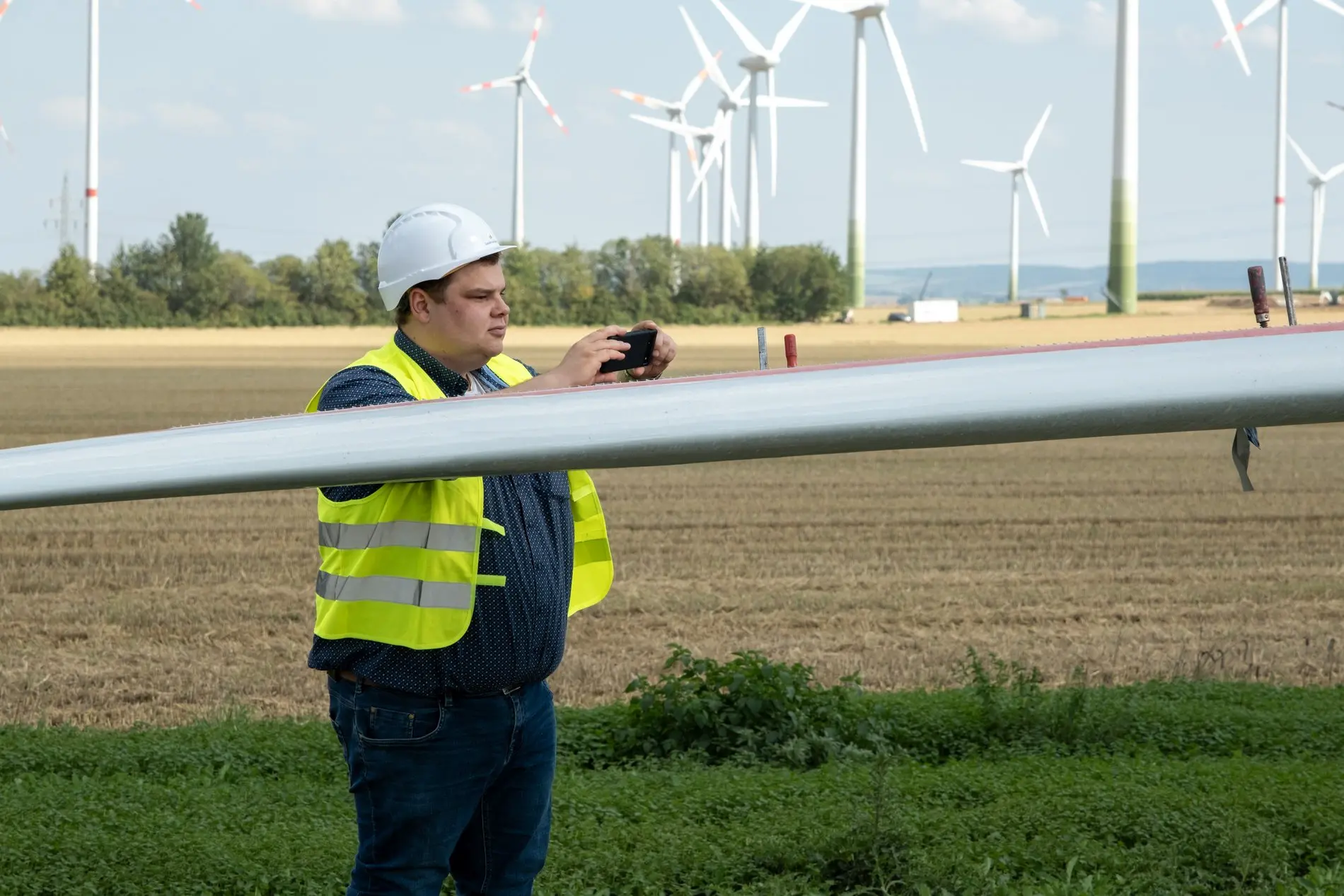 Max Gerstmayr von Landwind dokumentiert die Reparaturstelle am Rotorblatt.