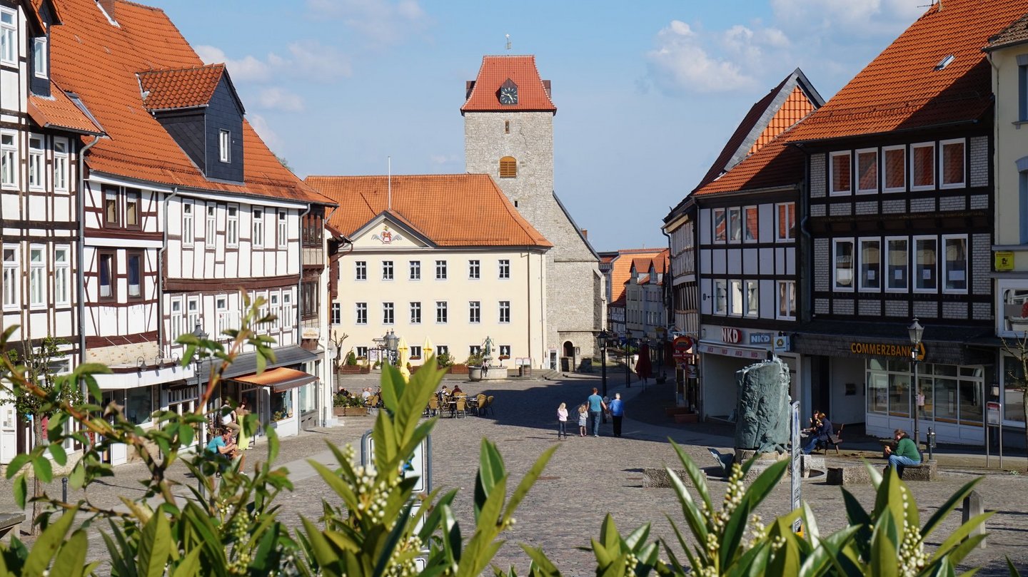 Fachwerkhäuser entlang des sommerlichen Marktplatzes von Schöningen. 