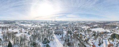 Man blickt aus der Luft in einer Panoramasicht auf das winterliche Wolfsburg