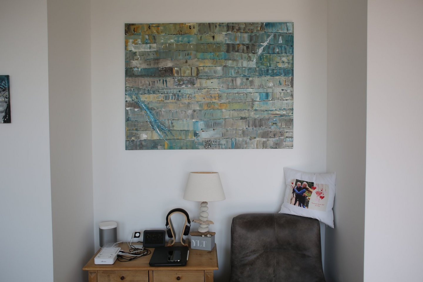 Ein Bild, das an einer Wand hängt.