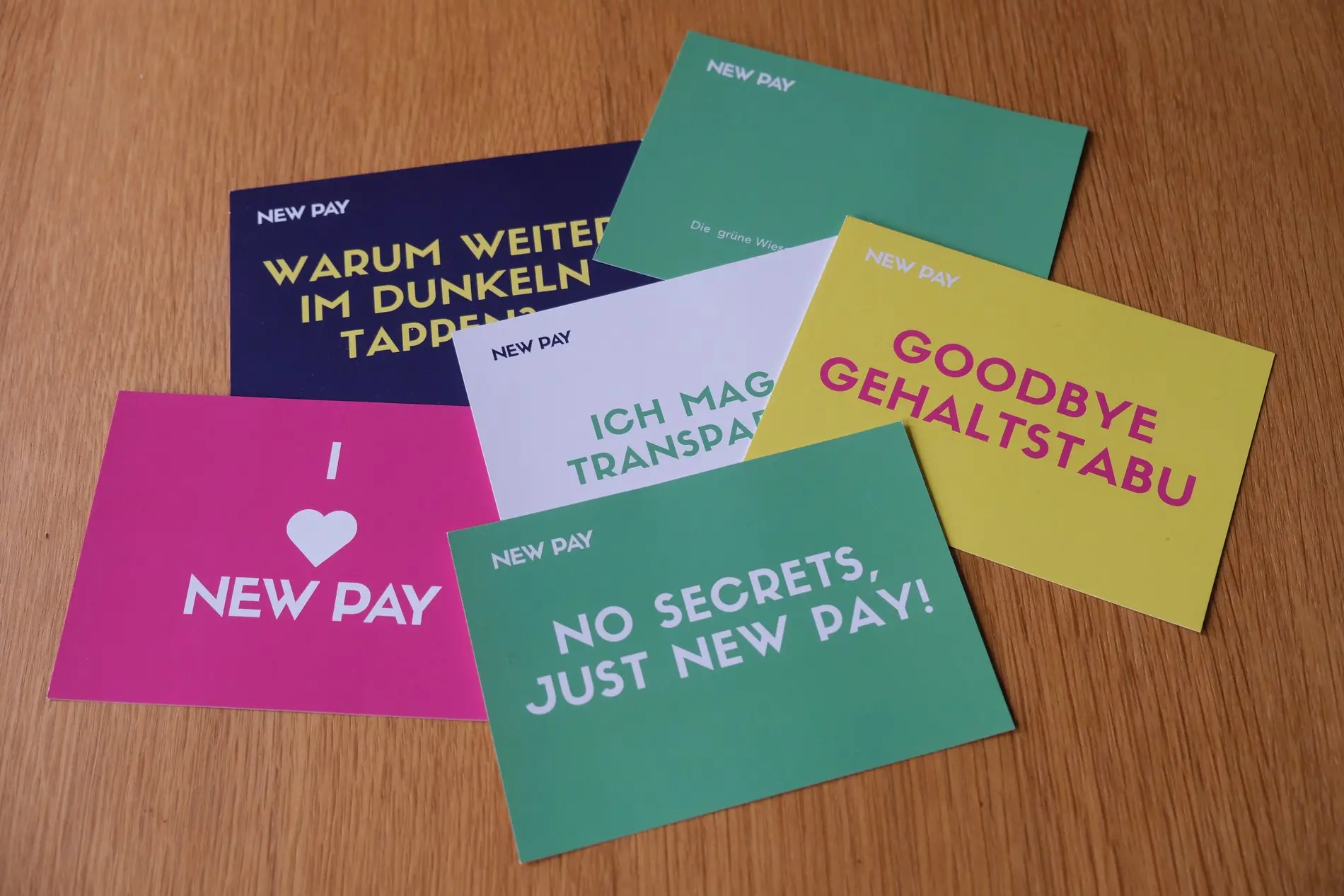 Postkarten mit Slogans zum Thema New Pay.
