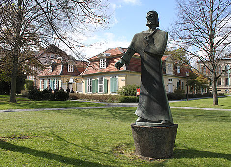 In Wolfenbüttel steht vor dem Lessinghaus eine Statue von Nathan der Weise.