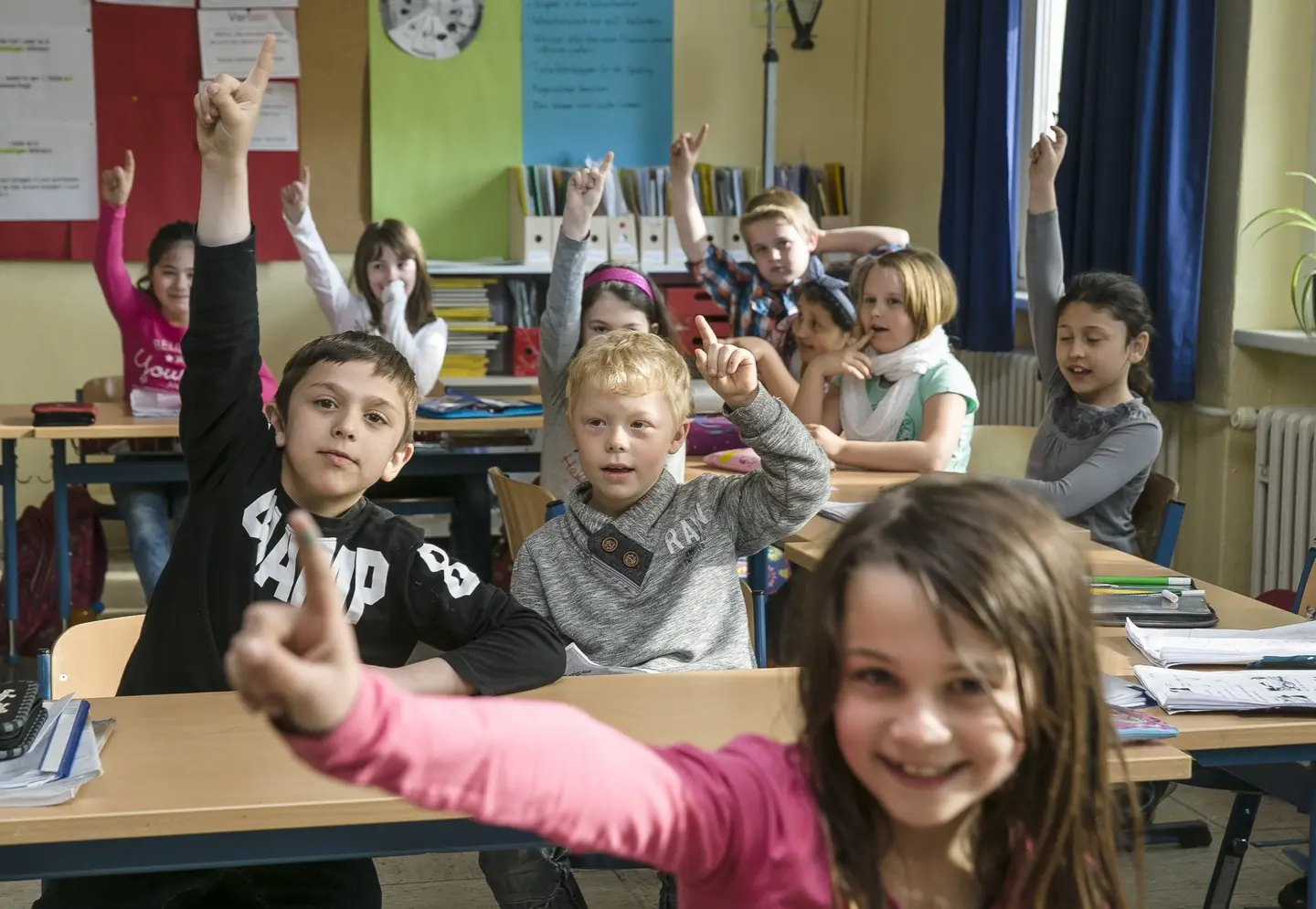 Kinder sitzen in einer Schulklasse.
