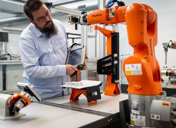 Kursteilnehmer Oliver Hannaleck setzt das Gelernte am Roboter in die Praxis um.