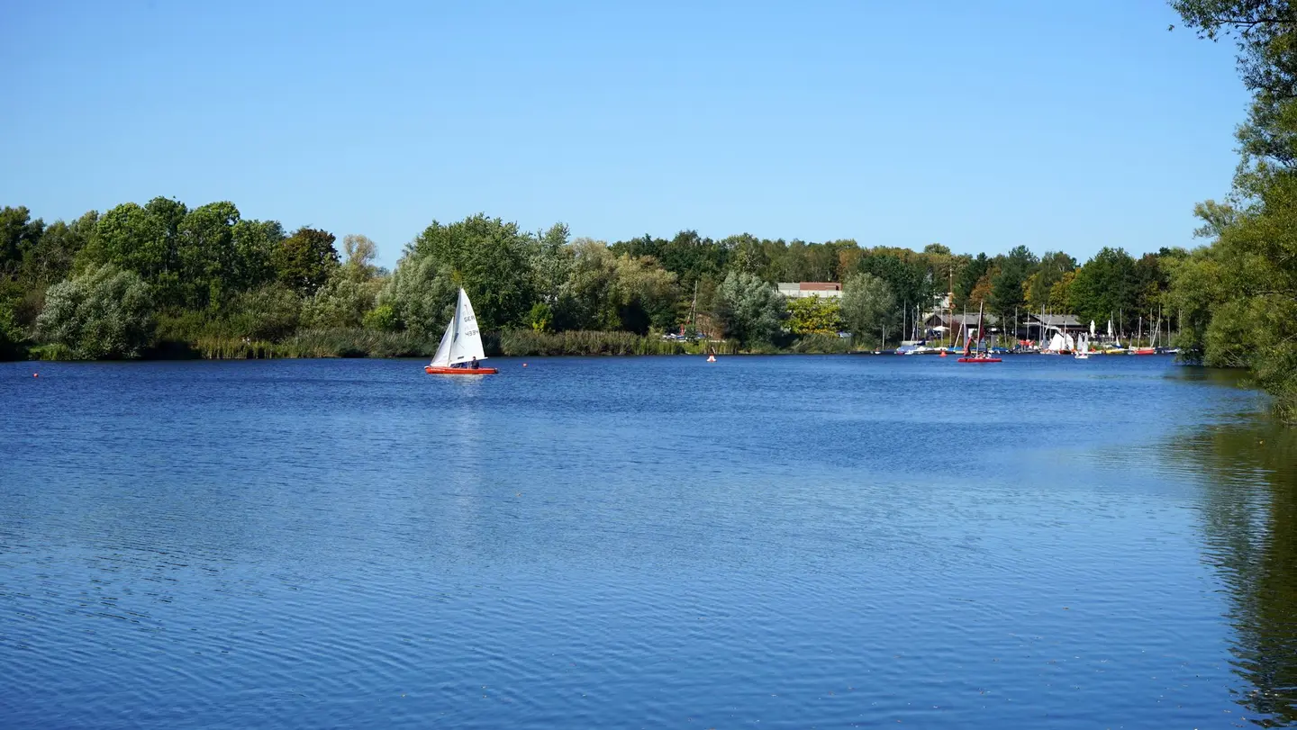 Segelboot auf Südsee in Braunschweig