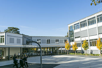 Die CJD International School Braunschweig-Wolfsburg vor blauem Himmel.