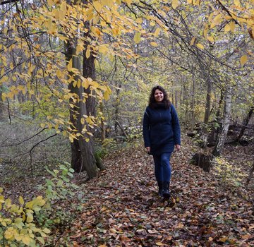 Waldgesundheits-Trainerin Nicole Schaa bei einer Führung durch den Wolfsburger Stadtwald. (Bildrechte: Martina Zingler)