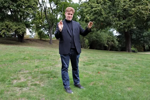 Ein Mann schwingt den Taktstock im Theaterpark Braunschweig.