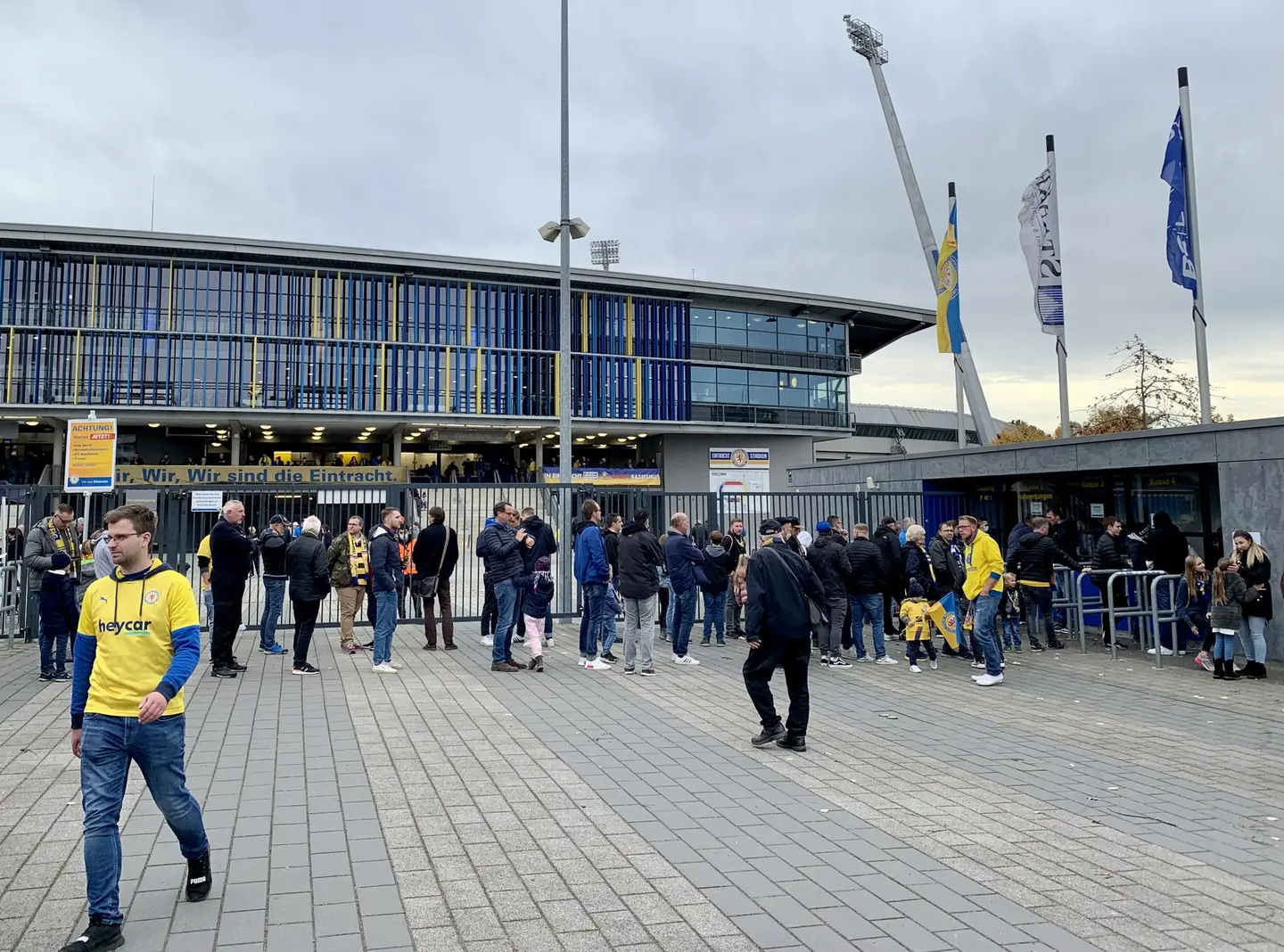 Eine Menschenschlange vor den Kassen am Eintraxcht-Stadion.
