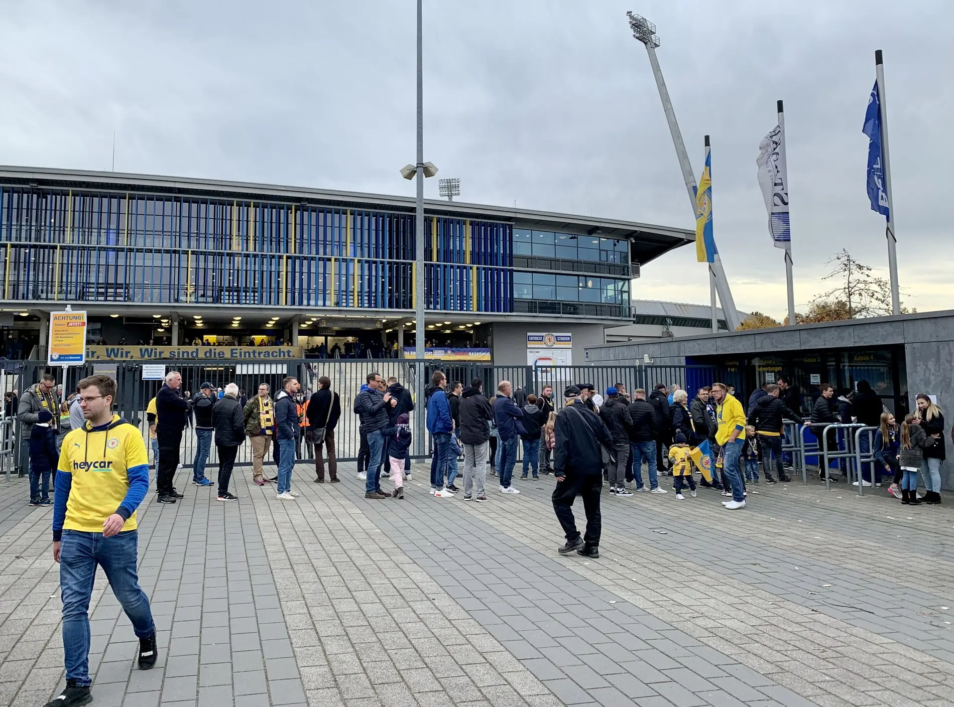 Eine Menschenschlange vor den Kassen am Eintraxcht-Stadion.