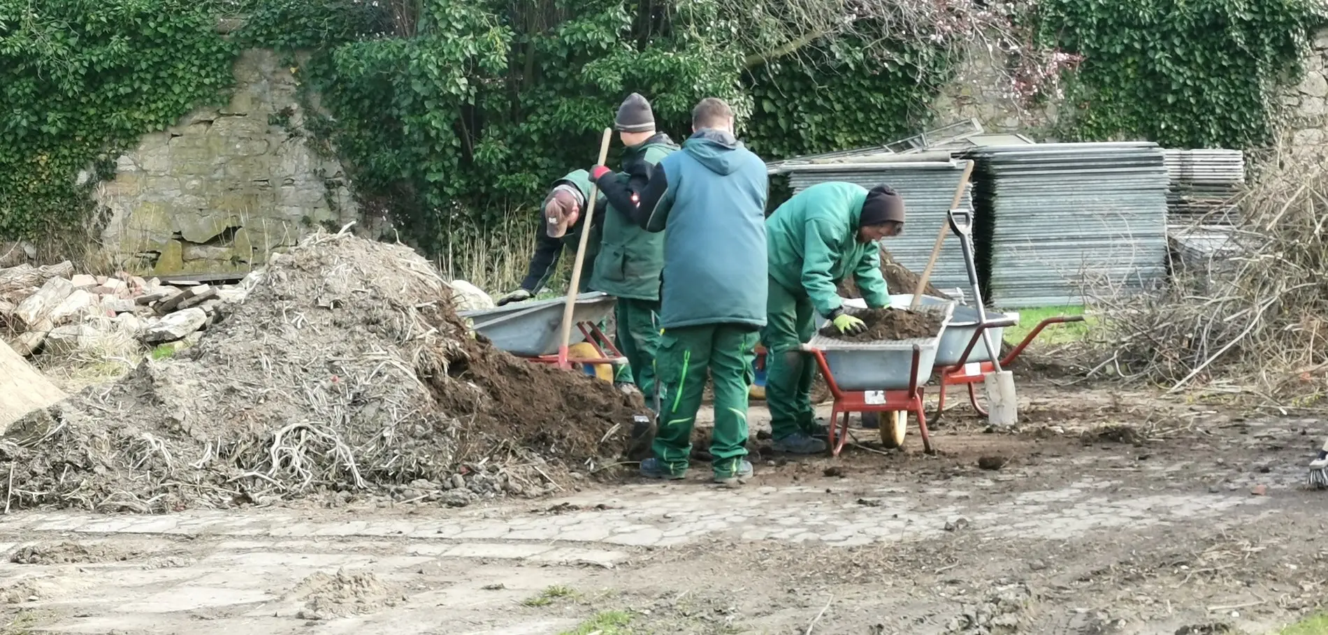 Grünwerker bei der Arbeit in der Klostergärtnerei Riddagshausen.