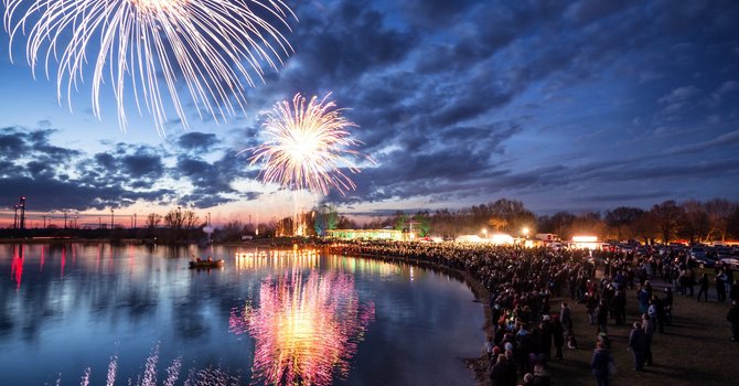 Ein Feuerwerk erleuchtet den Himmel über dem Salzgittersee beim Fakelschwimmen 2016. (Bildrechte: Stadt Salzgitter/Fotograf Andre Kugellis)
