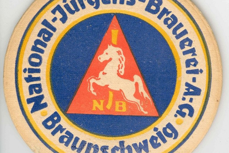 Ein Bierdeckel zeigt ein Pferd.