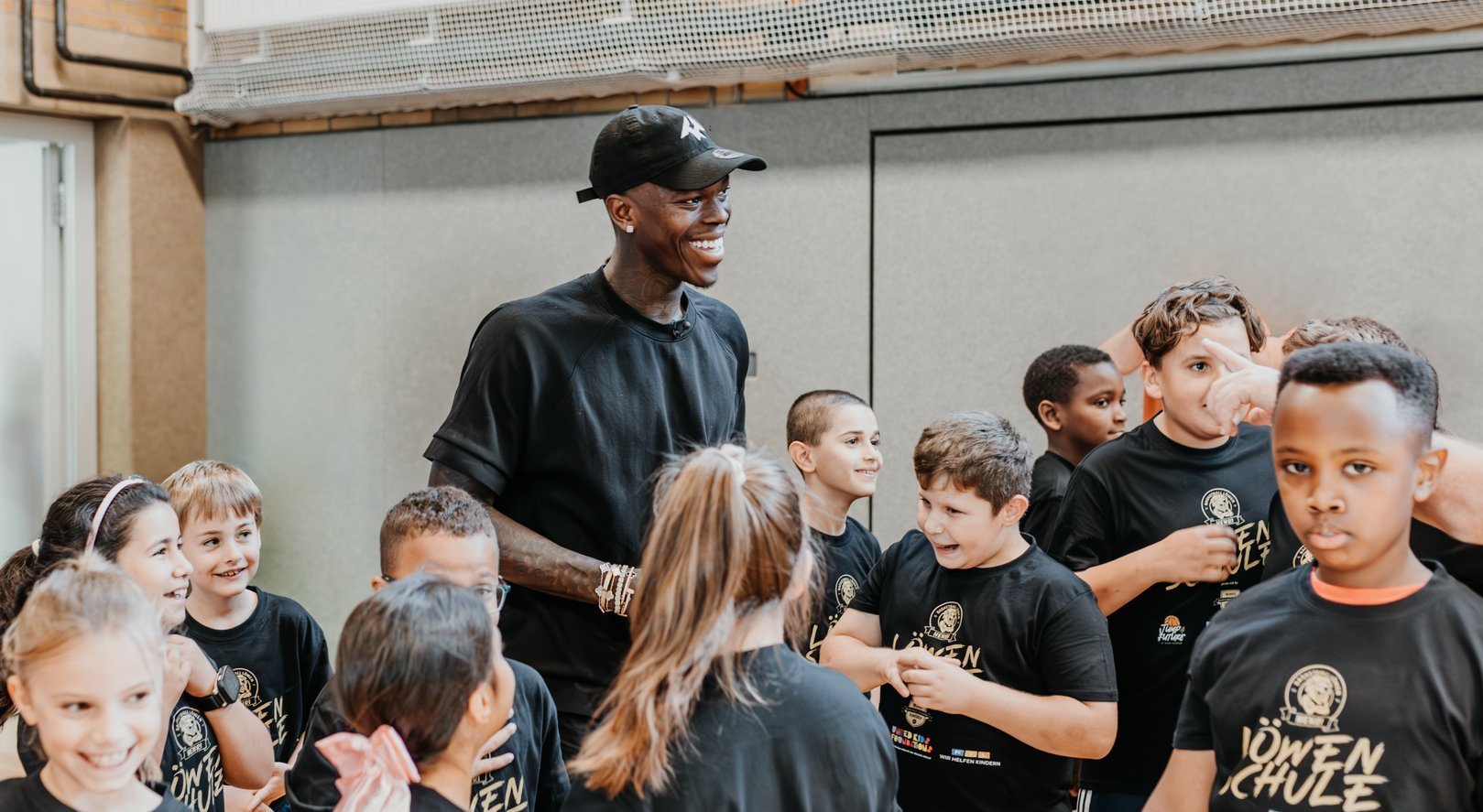 Basketball-Star Dennis Schröder engagiert sich für Kinder und Jugendliche und begeistert sie für Basketball.