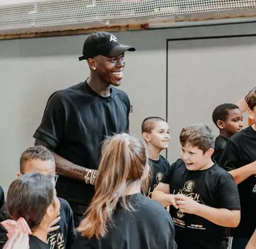 Basketball-Star Dennis Schröder engagiert sich für Kinder und Jugendliche und begeistert sie für Basketball. (Bildrechte: United Kids Foundations / Nina Stiller)