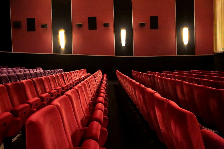 Rote Sitzreihen im Kino Astoria Theater in Peine.