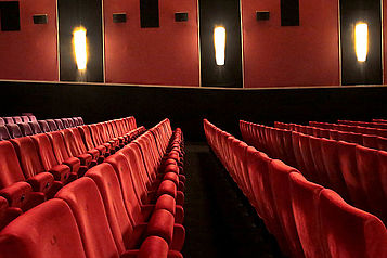 Rote Sitzreihen im Kino Astoria Theater in Peine.