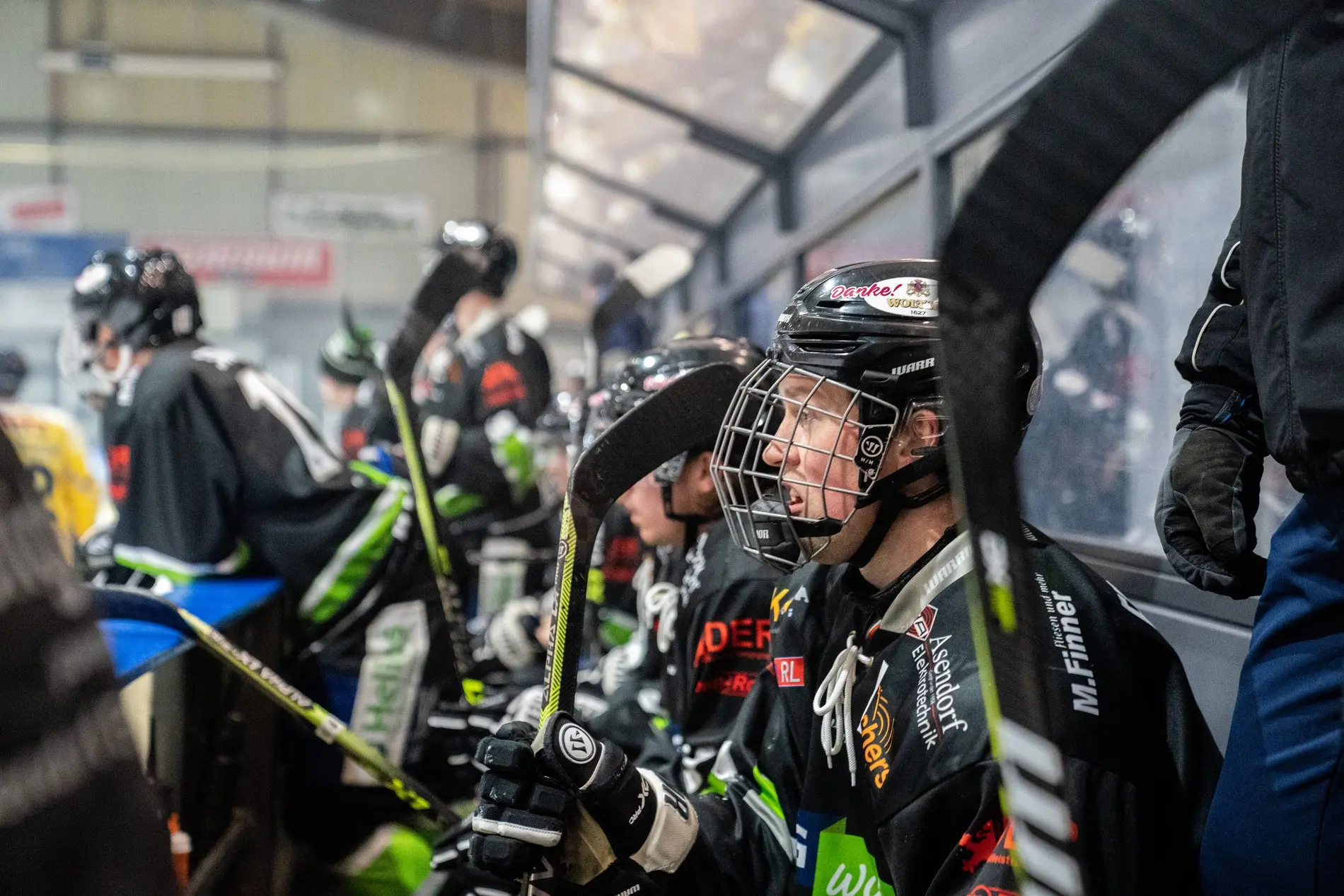 Konzentriert: Die Bank der Icefighters beim Eishockey.