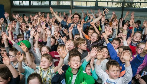 Felix Neureuther mit den Schülerinnen und Schülern der Eichendorff Schule in Wolfsburg.