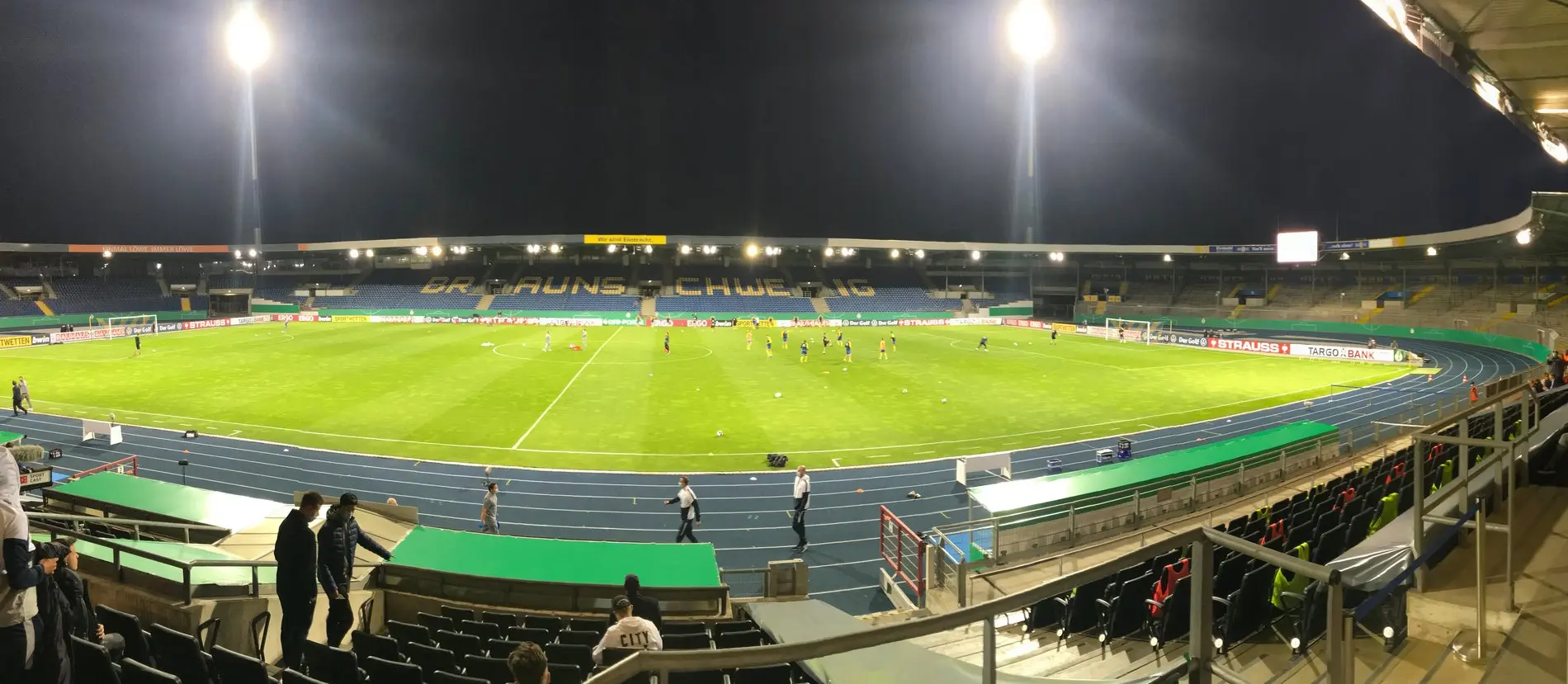 Der Platz im Eintracht-Stadion von der Tribüne aus gesehen.