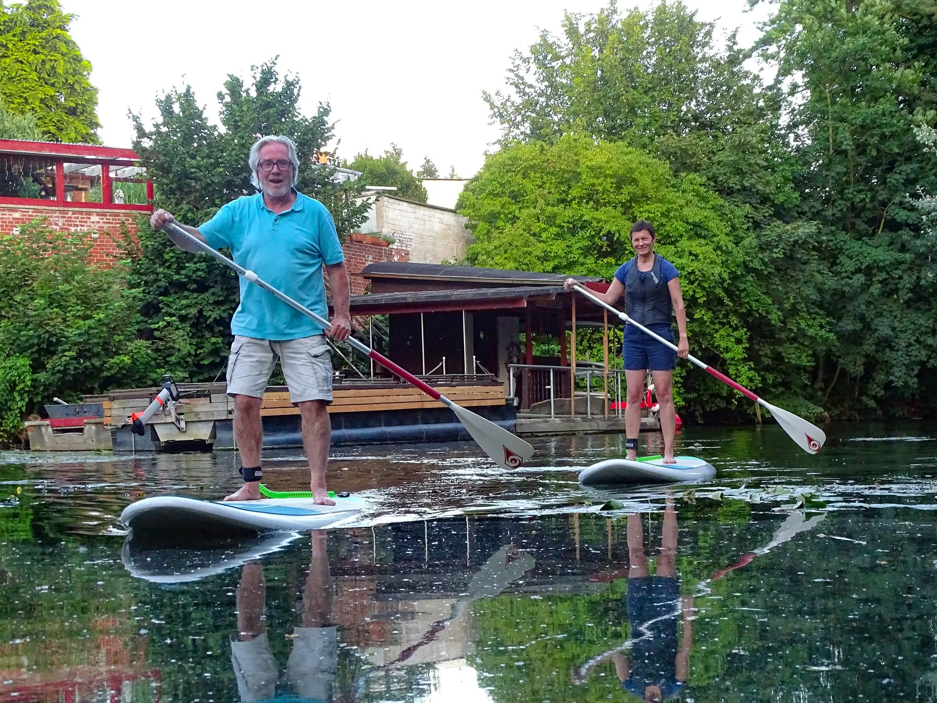 Zwei menschen stehen auf einem SUP-Board auf der Oker in Wolfenbüttel