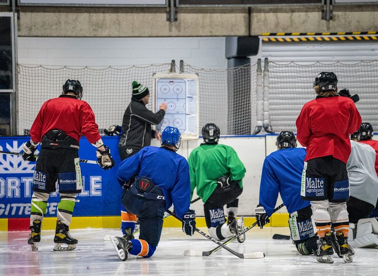 Eishockey: Trainer Vit erklärt im Training die Strategie.