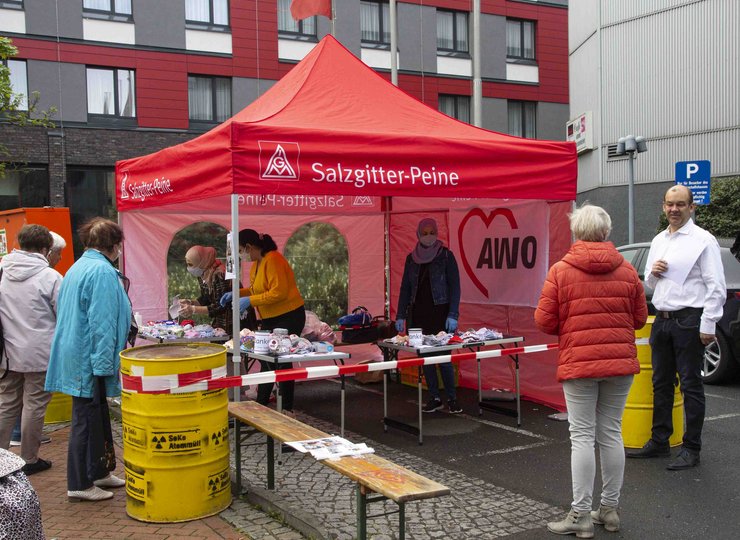 Ein roter Zeltpavillon in Salzgitter mit Menschen drumherum.