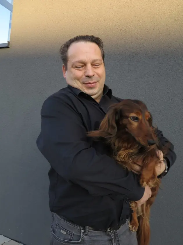 Cengiz Ümit mit seinem Dackel Haakon.