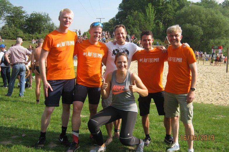 Die Staffeltriathlon-Mannschaft der Volksbank mit guter Laune.   