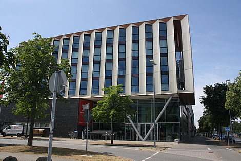 Das Wolfsburger Gewerkschaftshaus vor strahlend blauem Himmel.