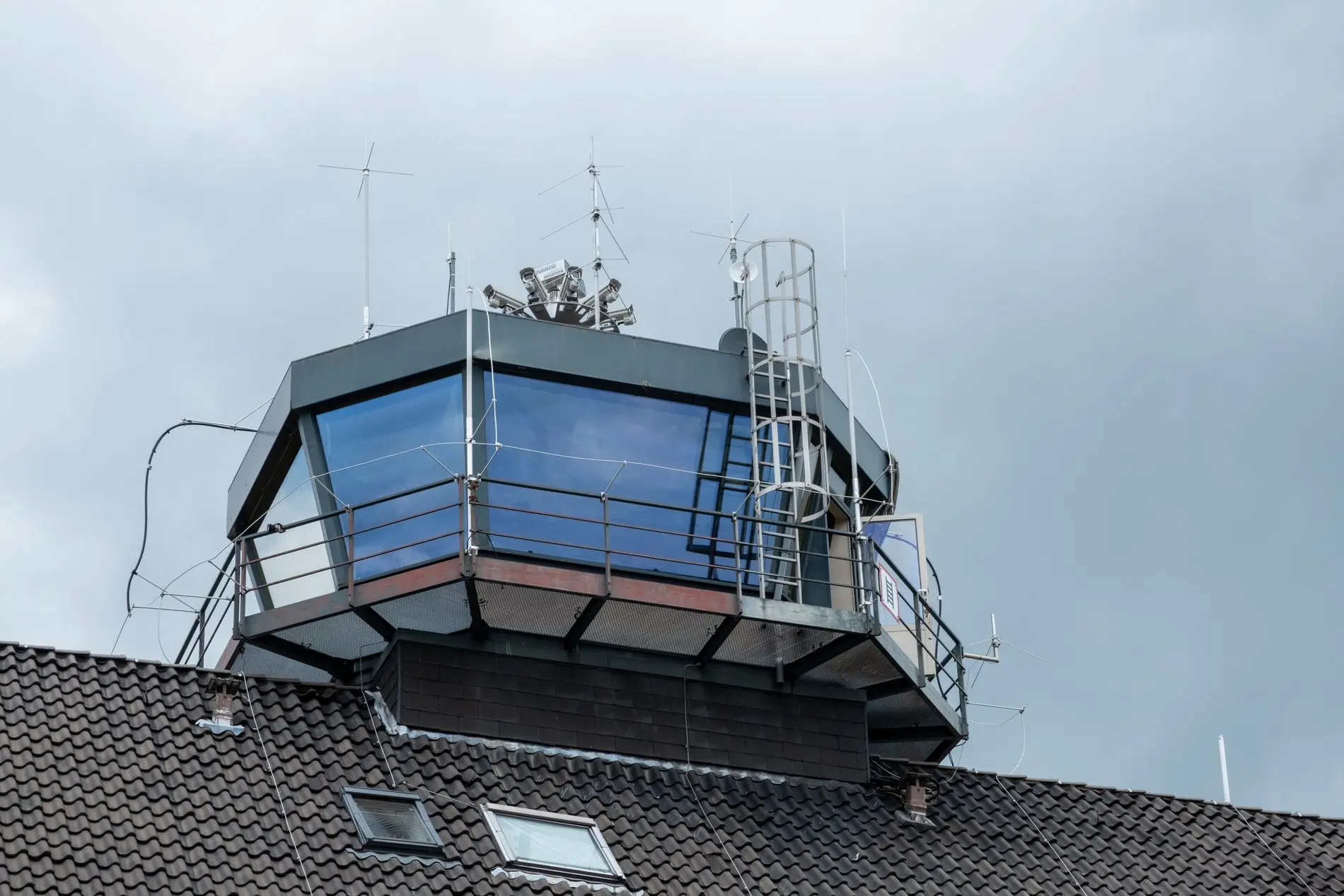 Kameras auf dem Dach für das Remote Tower Center.