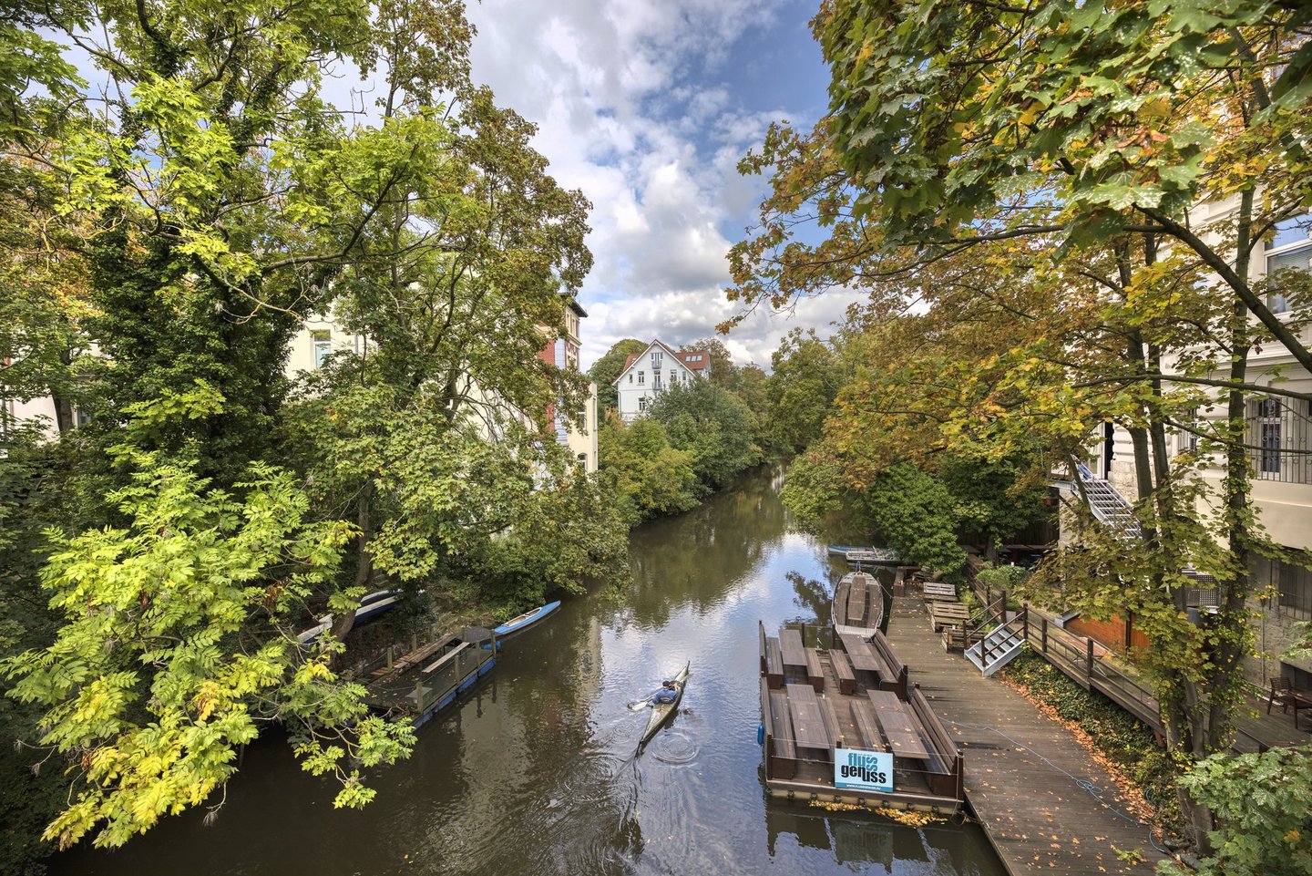 Man blickt auf einen Kanuten auf der Oker