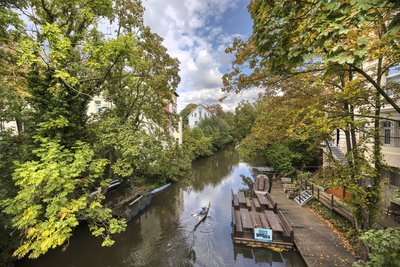 Man blickt auf einen Kanuten auf der Oker