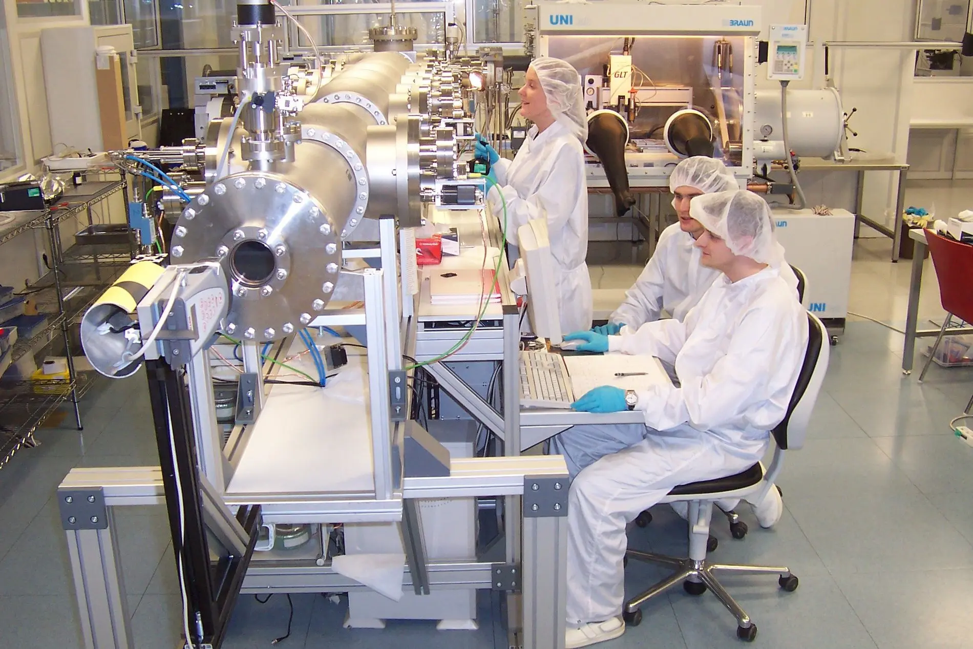 Mehrere Forscher in einem Labor forschen an OLED- Technologie.