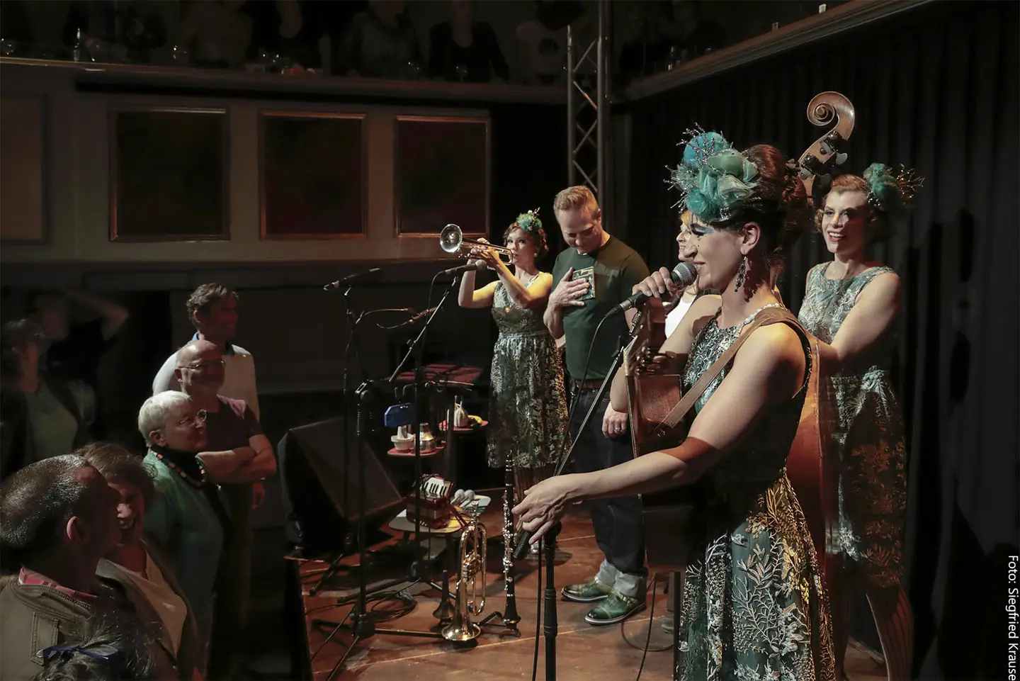 Die Musikerinnen von den Zucchini Sisters machen Musik vor den Zuschauern in der Kniestedter Kirche. 