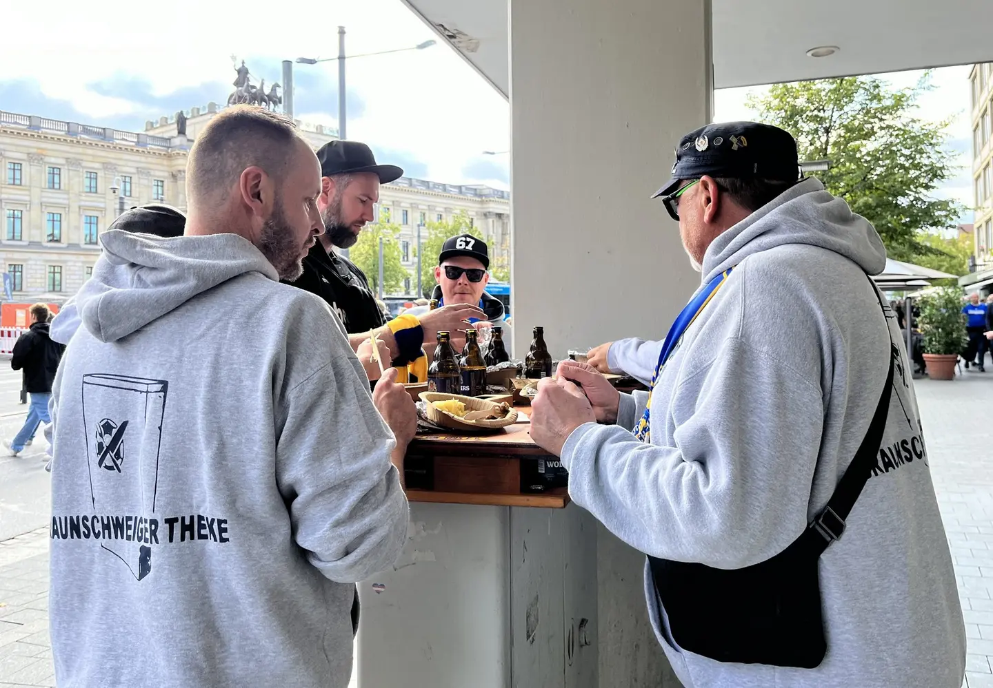 Eintracht Braunschweig Fans beim Essen.