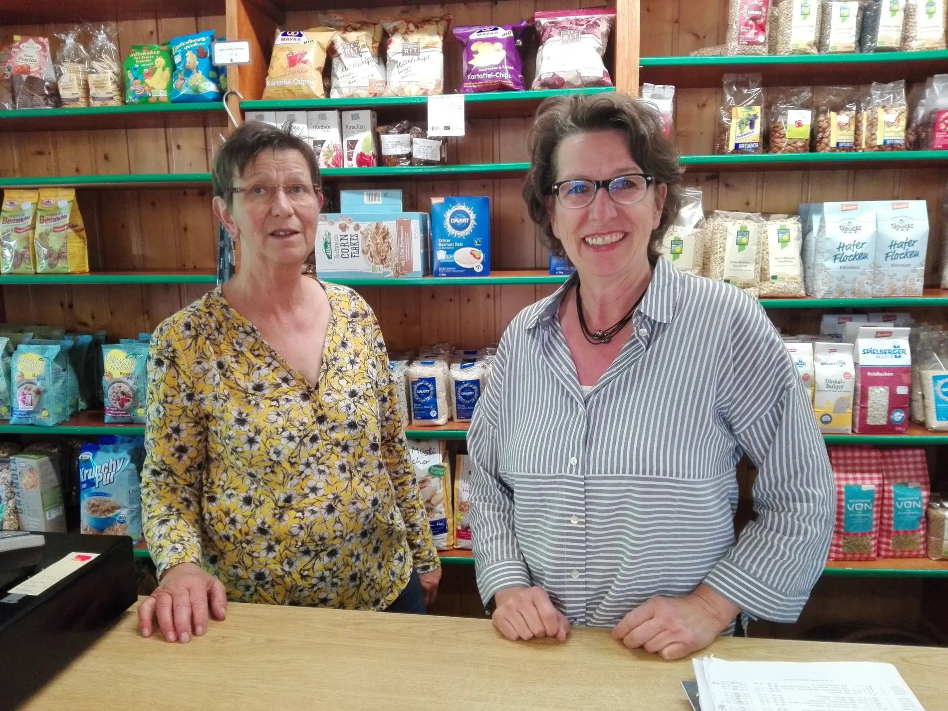 Zwei Vereinsmitglieder von „Wilde Möhre – Verein für gesundes Leben“ im dazugehörigen Bio-Laden.