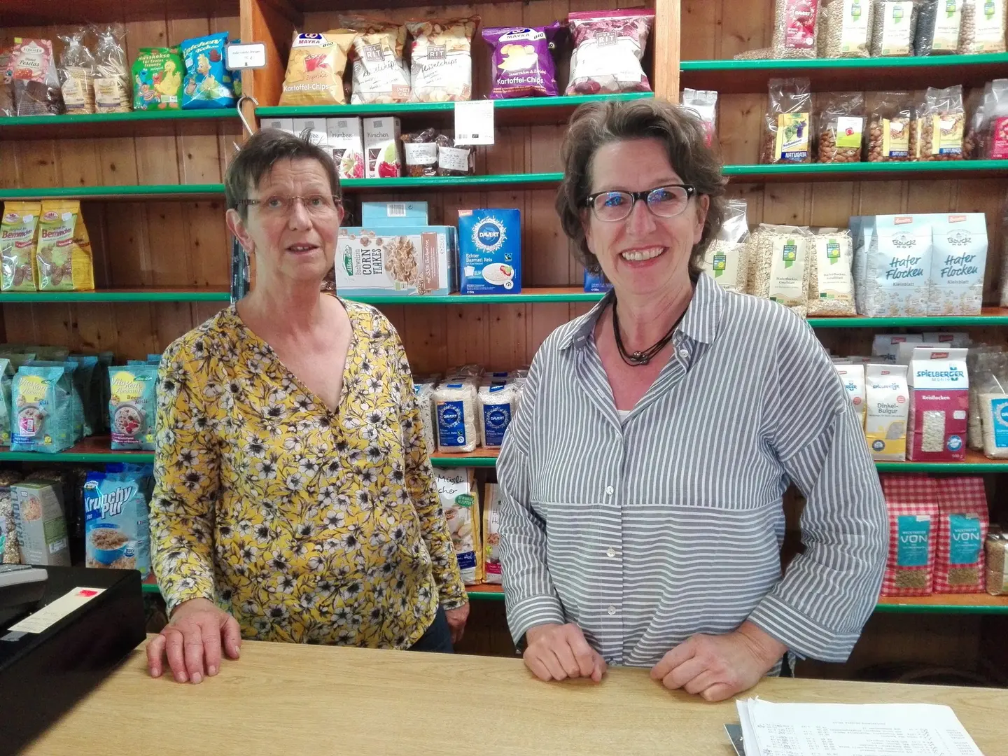 Zwei Vereinsmitglieder von „Wilde Möhre – Verein für gesundes Leben“ im dazugehörigen Bio-Laden.